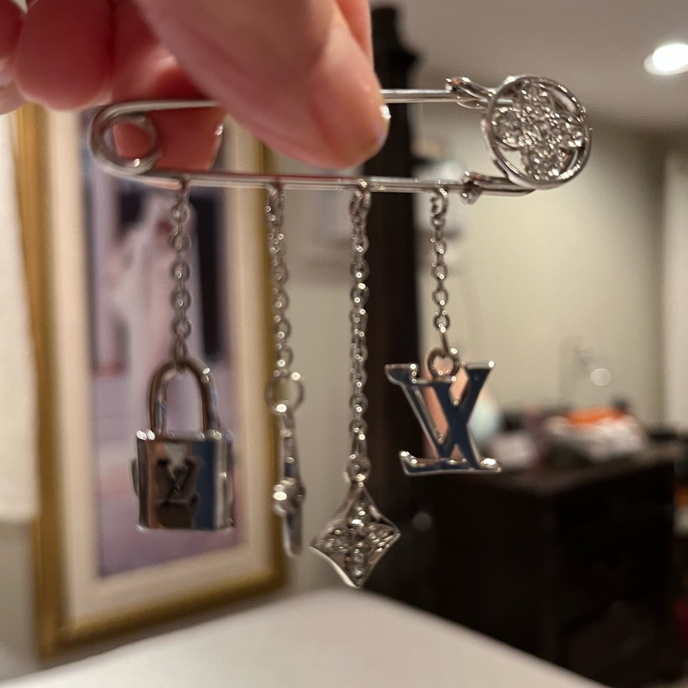 COOL BROOCH LV STYLE